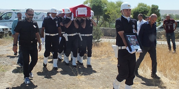 Kendi silahı ile vurulan polis toprağa verildi