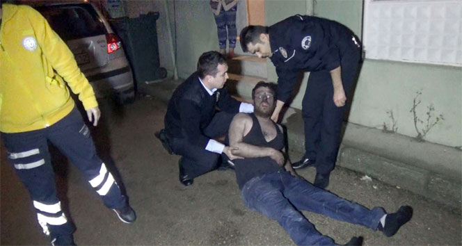 Kendi yaktığı evinde ağır yaralandı