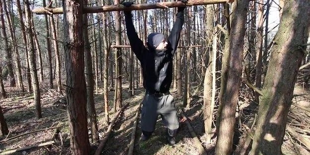 Kendi yaptığı ilkel malzemelerle bakın ne inşa etti!