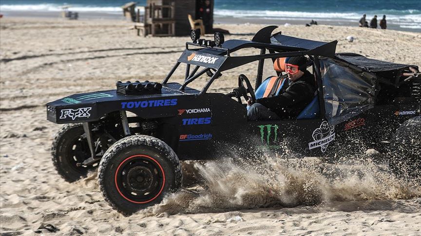 Kendi yarış arabasını yaptı, Gazze'de ilgi odağı oldu