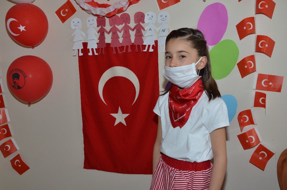 Kendi yazdığı şiiri okuyan minik Serra duygulandırdı 