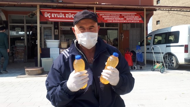 Kendi yetiştirdiği 7 çeşit elmadan sirke yapıyor 
