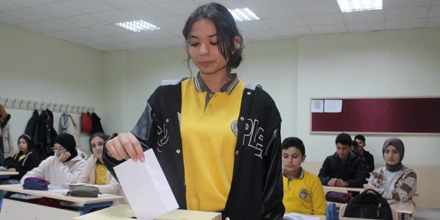Kendileri küçük yürekleri büyük öğrenciler harçlıklarını depremzedelerle bölüştü