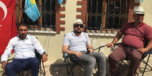 Kendilerini Akşener'in evine zincirlediler!