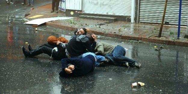 Kendilerini bilerek yere attılar