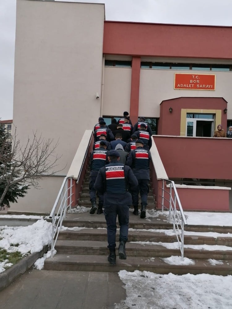 Kendilerini jandarma olarak tanıtan dolandırıcılar gözaltına alındı 