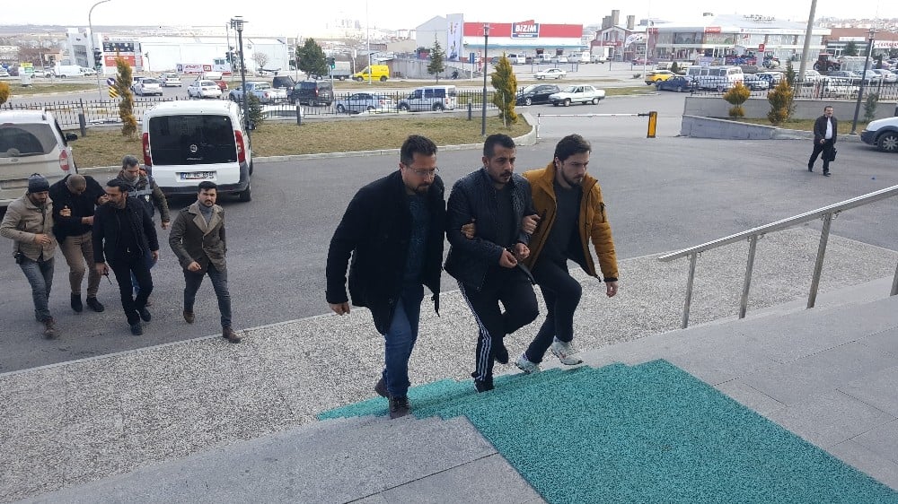 Kendilerini polis olarak tanıtıp gasp yaptıkları ileri sürülen 4 kişi tutuklandı 