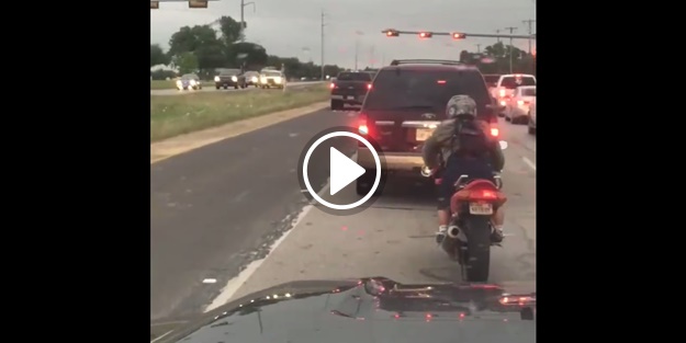 Kendinden büyük motoruyla kırmızı ışıkta...