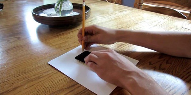 Kendine öyle ilginç bir telefon kılıfı yaptı ki...