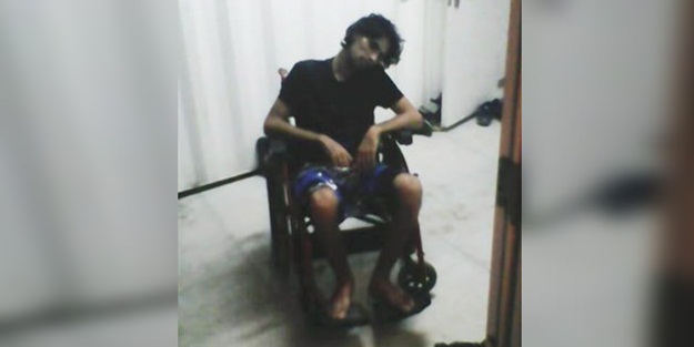 Kendini kesip boş midesini gösterdi