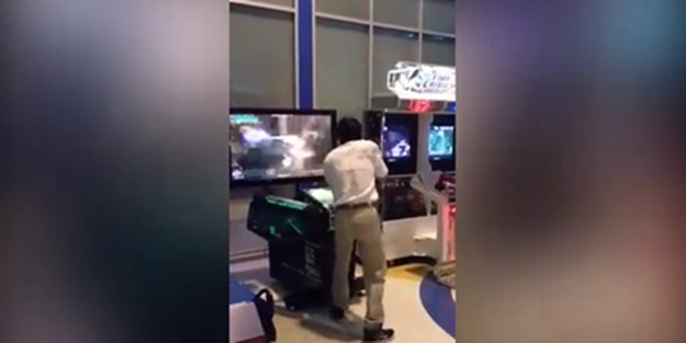 Kendini oyuna fazla kaptırdı - VIDEO