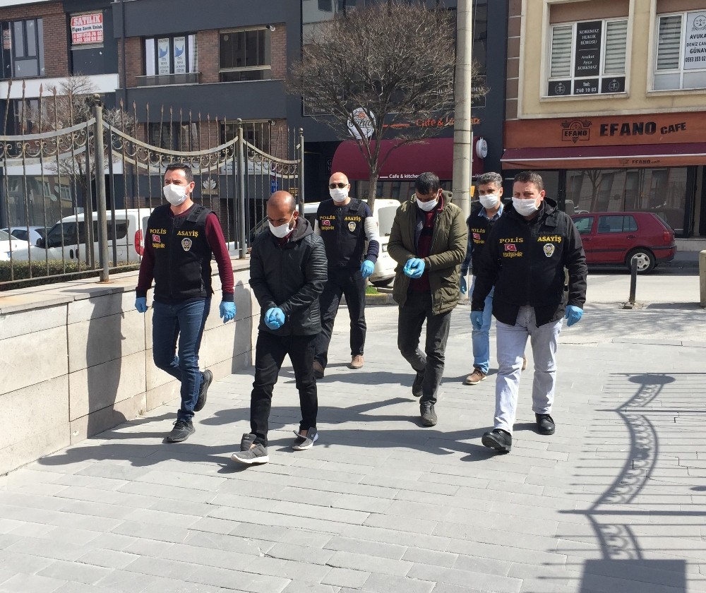 Kendini polis olarak tanıtan 2 şüpheli suçüstü yakalandı 