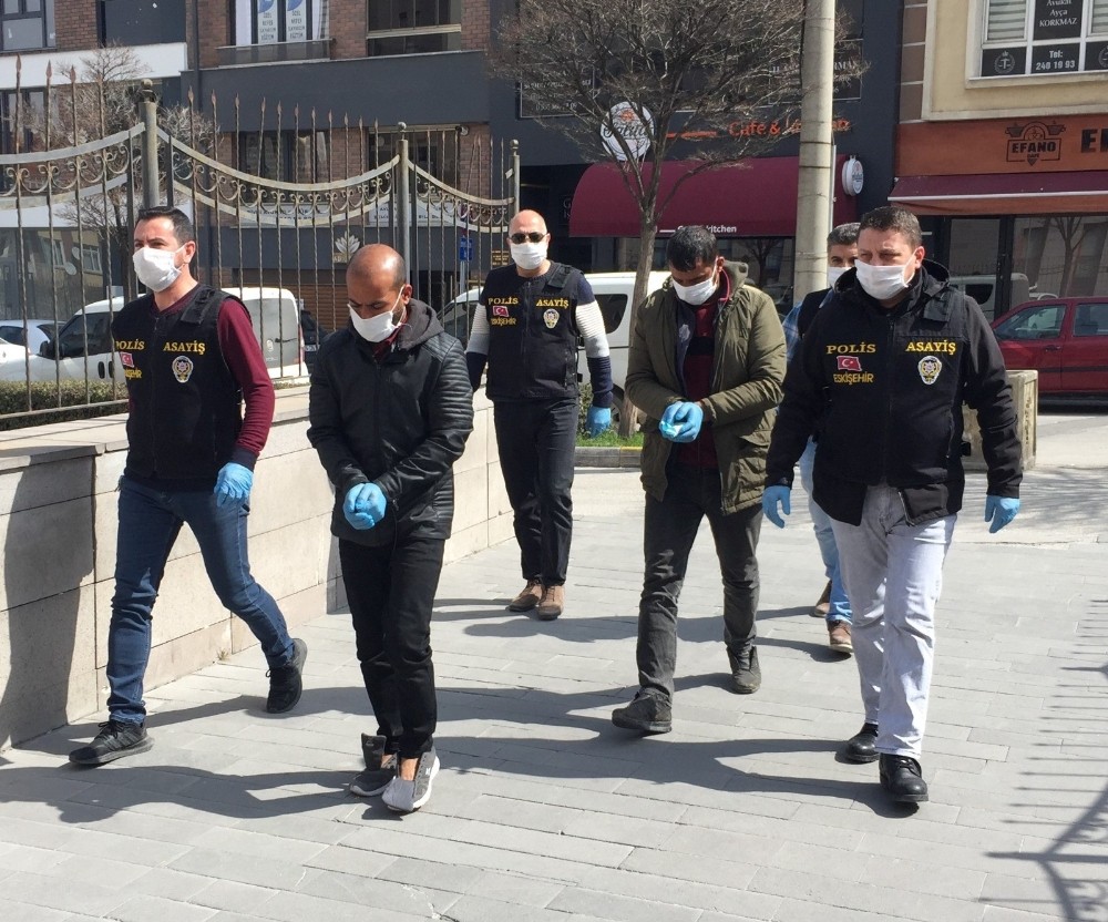 Kendini polis olarak tanıtıp vatandaşı dolandıran 2 şüpheli tutuklandı 