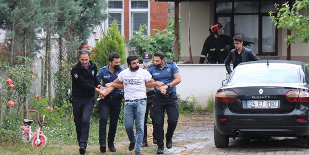 Kendini yangın çıkardığı eve kilitledi