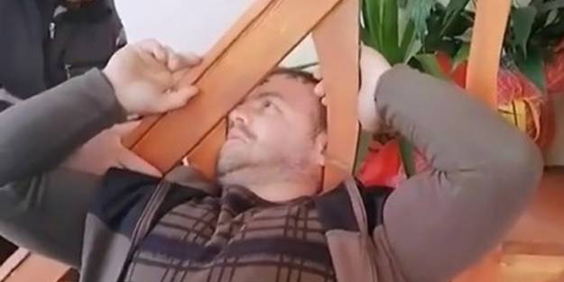 Kendisi bile şaşırdı! Kafası merdiven korkuluğuna böyle sıkıştı