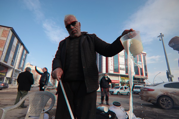 Kendisi de depremzede! Sütçü Baba'dan bölgeye anlamlı destek