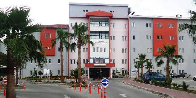 Kendisi satırla, kız arkadaşı makasla saldırdı
