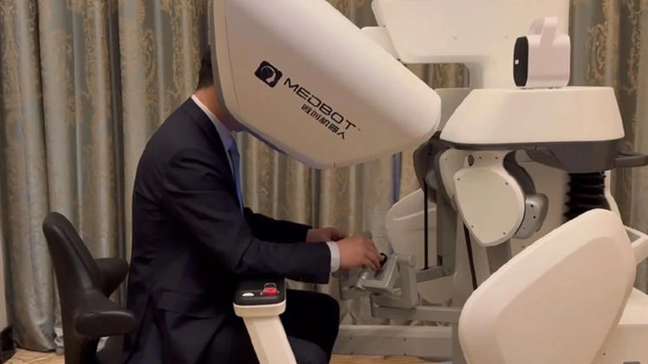 Kendisinden 5 bin KM uzaktaki hastasını ameliyat etti!