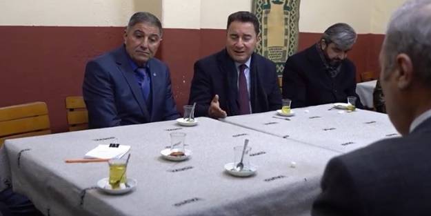 Kendisine anket sorusu sorulan Ali Babacan kahvehanede coştu