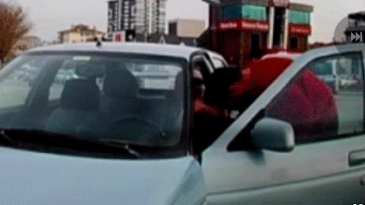 Helal olsun dedirten görüntüler! Kendisine arkadan çarpan sürücünün ellerinden öptü!