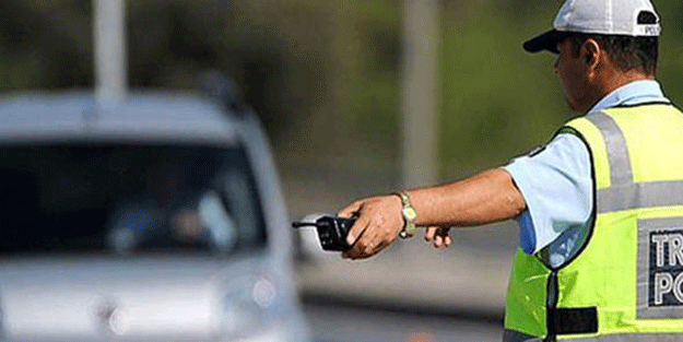 Kendisine ceza yazan polisin aracını yaktı