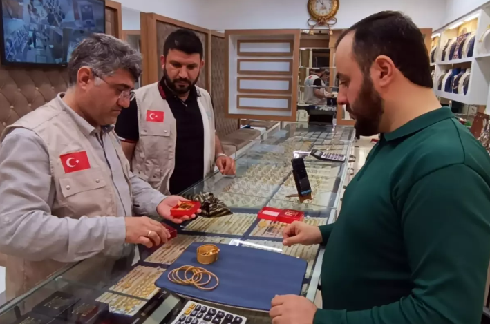 Kendisine mehir olarak takılan altınları Gazze'ye bağışladı