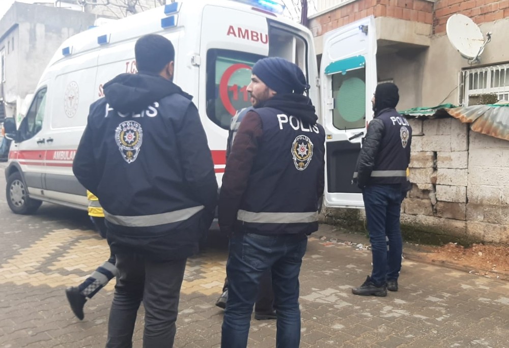 Kendisine zarar veren genç kız hastaneye kaldırıldı 