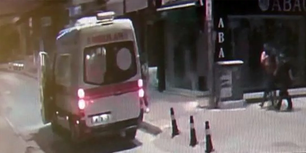 Kendisini almaya gelen sağlık ekibine kaldırım taşıyla saldırdı