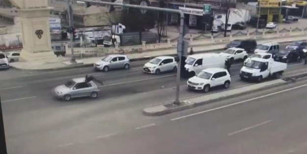 Kendisini durdurmak isteyen kahraman polise böyle çarptı!