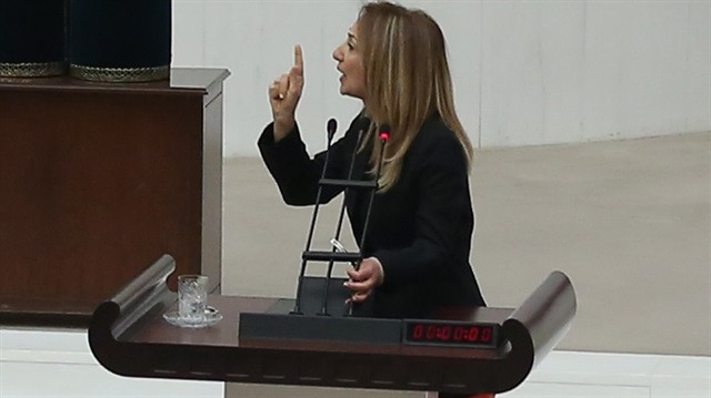 Kendisini Meclis kürsüsüne kelepçeledi