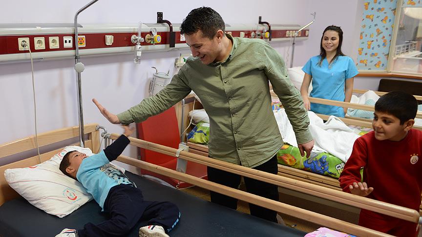 Kendisini savaş mağduru çocuklara adadı