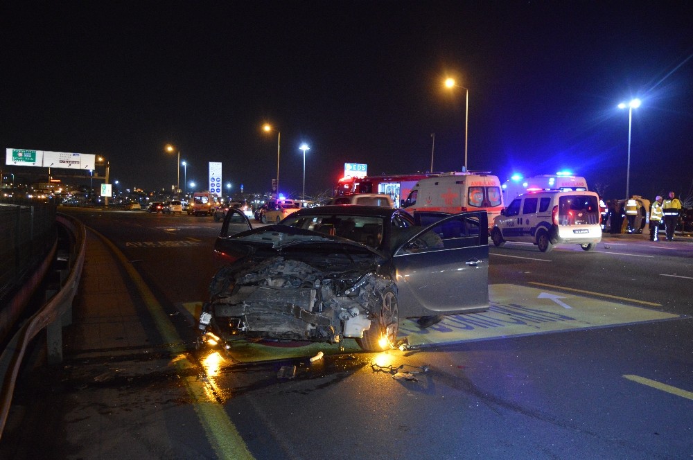 Kennedy Caddesinde meydana gelen 3 araçlı kazada 6 kişi yaralandı 
