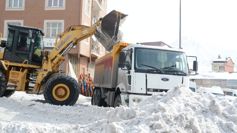 Kent merkezindeki tonlarca kar kent dışına çıkartıldı 
