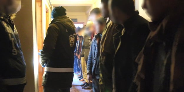 Kente izinsiz giren onlarca düzensiz göçmen yakalandı