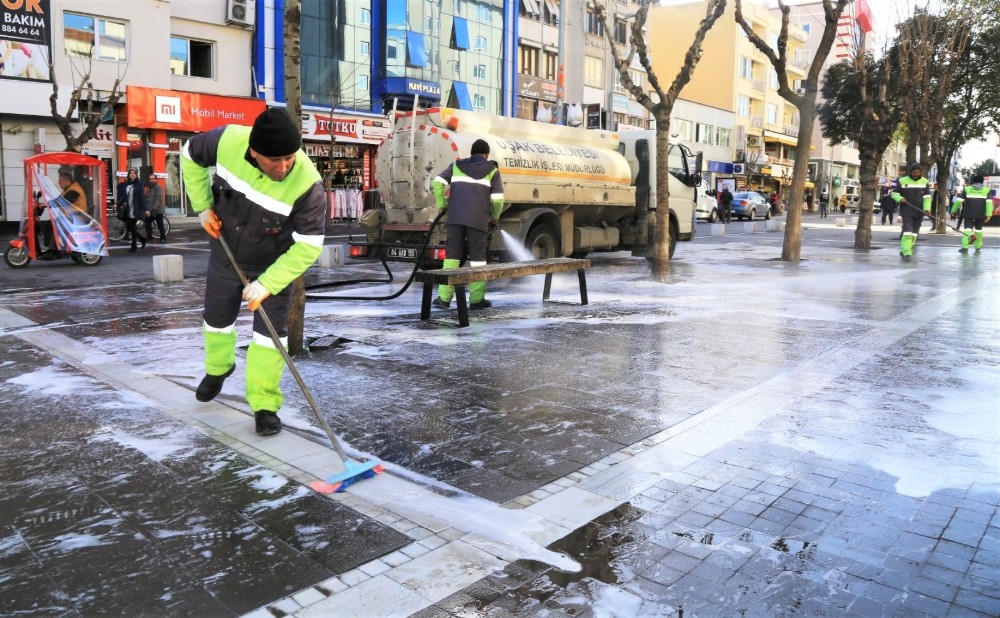 Kenti fırça ve köpükle yıkadılar 