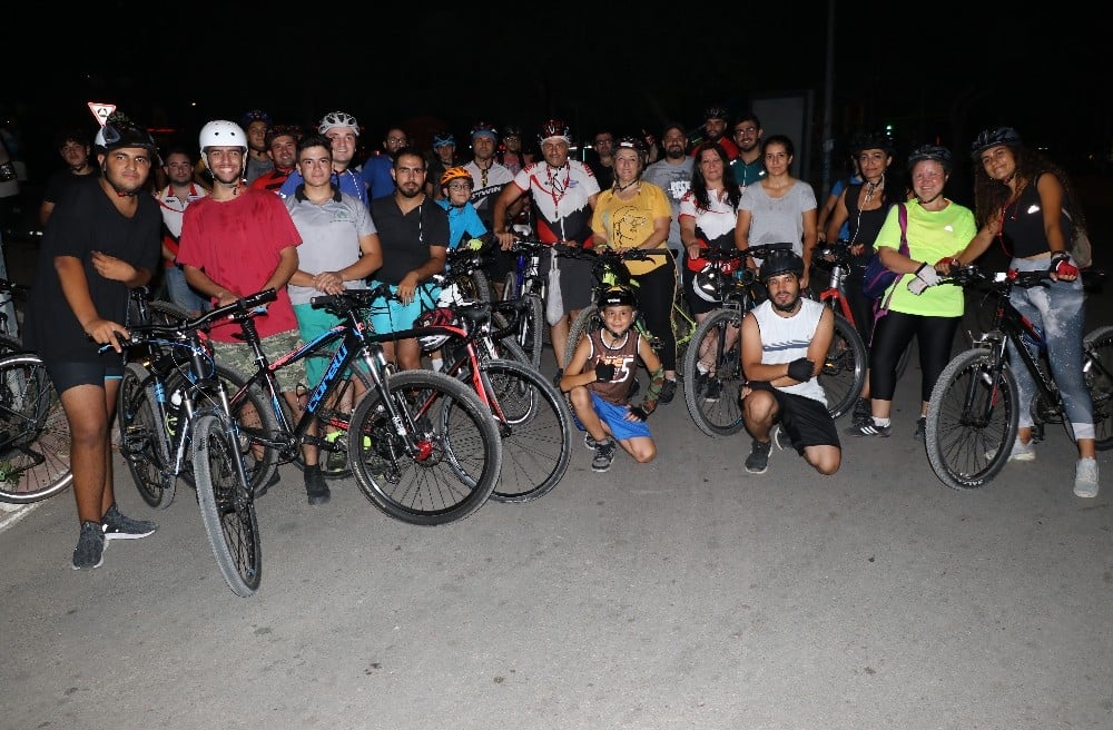 Kentin sokaklarında 30 kişilik grupla pedal keyfi 