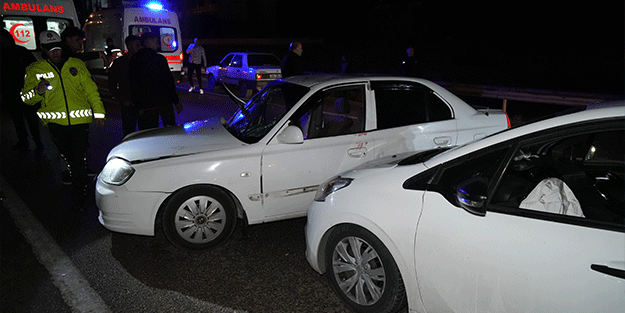 Kepçe ile 2 otomobilin karıştığı kazada araçlar hurdaya döndü