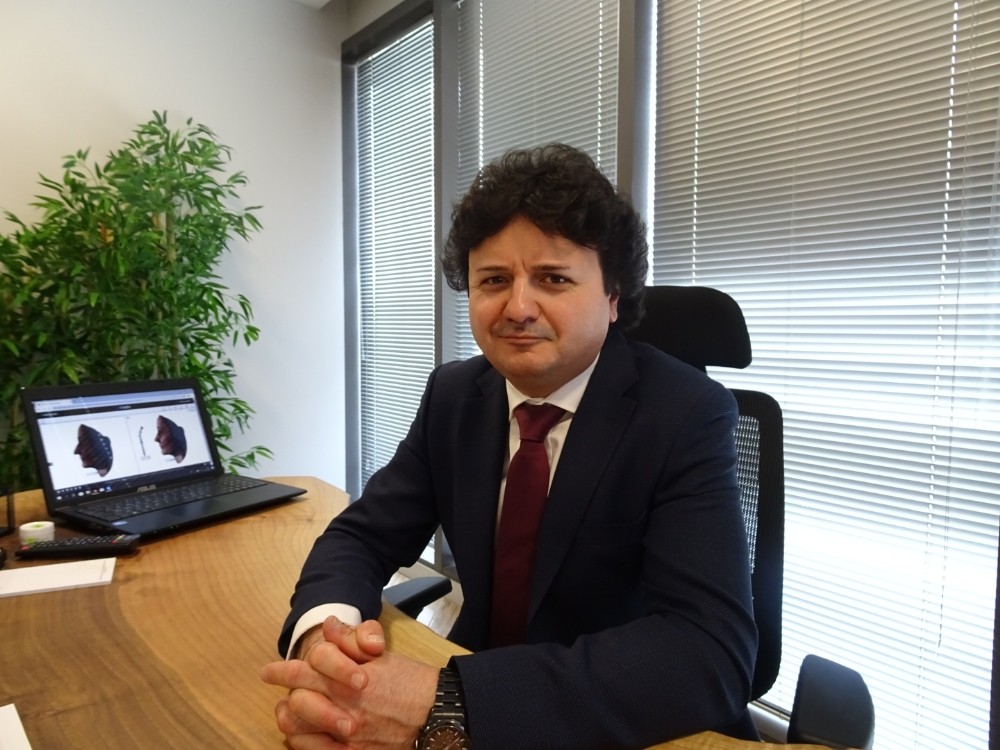 Kepçe kulak problemi özgüveni etkiliyor 