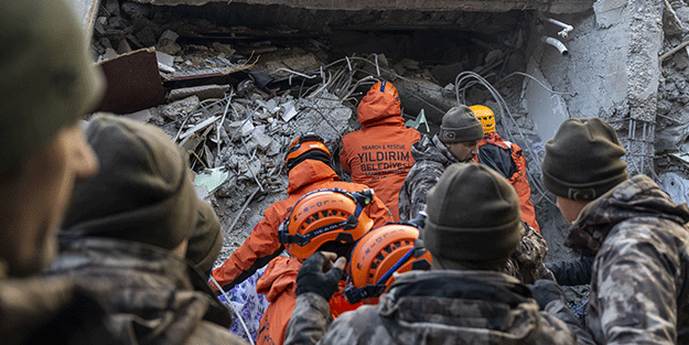 Kepçe operatörü depremden 47 saat sonra babasının enkazdan sağ çıkarılmasını sağladı