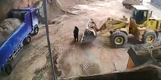 Kepçe operatörü fark etmedi, kadını kepçe içine alarak kum yükledi