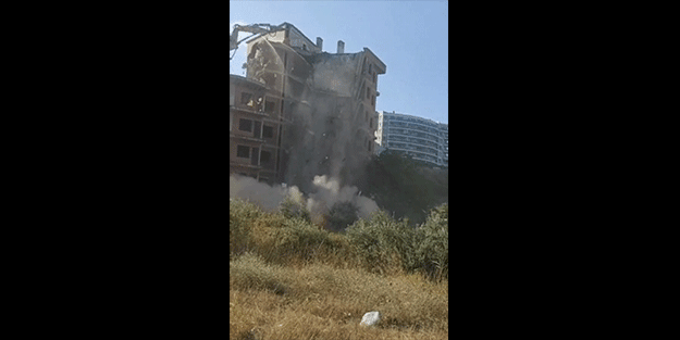 Kepçe operatörü yıkmak istedi, bina kendisi yıkıldı! O anlar böyle görüntülendi