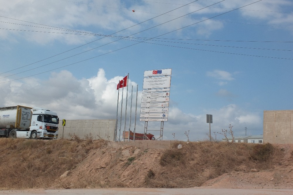 Kepçeden düşen demir malzemenin altında can verdi 