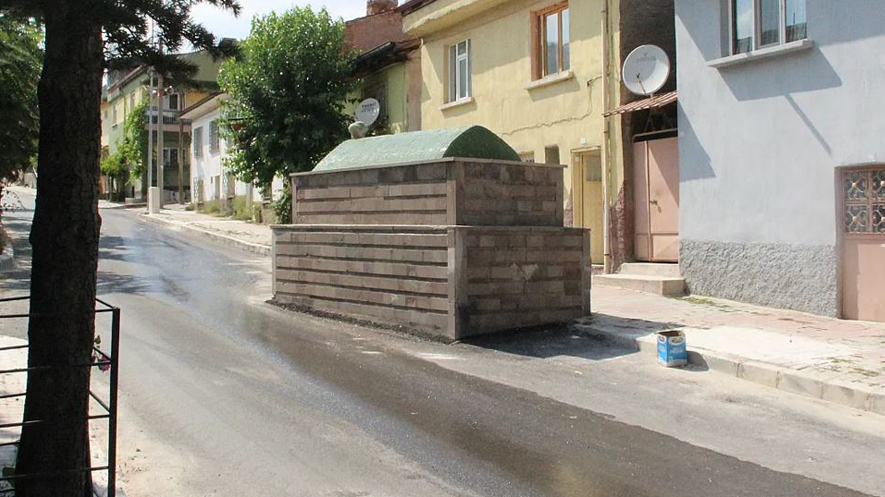Kepçelerin kaldıramadığı türbe 60 yıldır yolun ortasında duruyor!