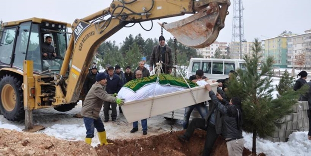 Kepçeyle defnedildi