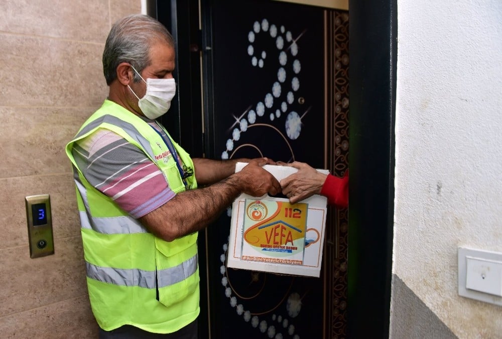 Kepez bir günde 218 bin maske dağıttı, ihtiyaç sahiplerinin yardımına koştu 