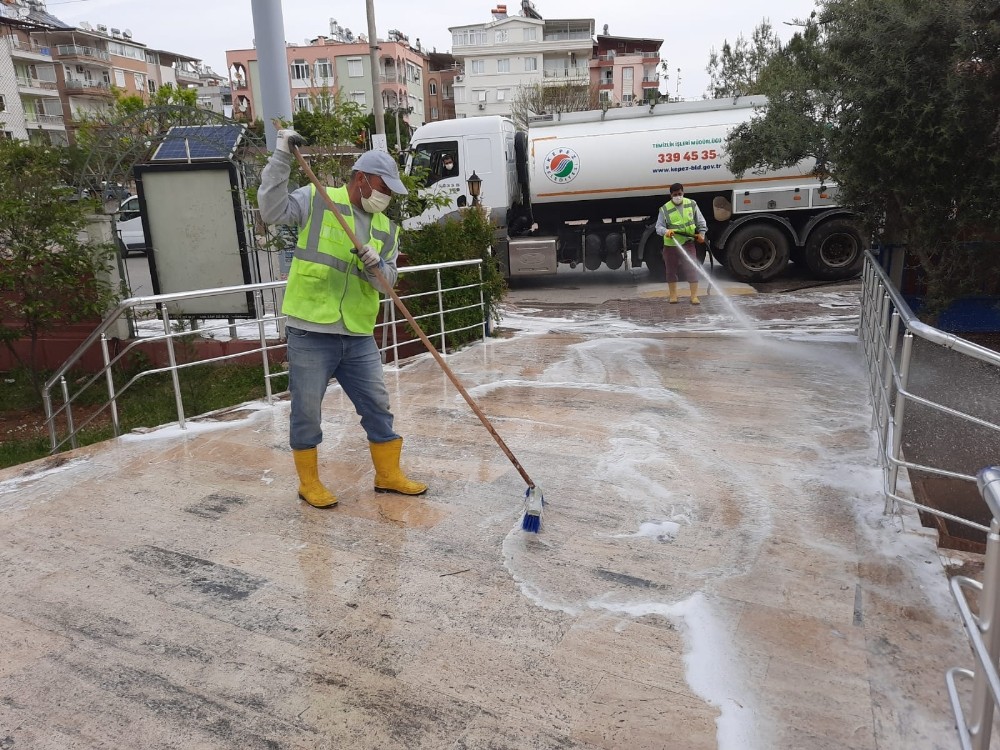Kepez’de cadde ve sokaklar dezenfekte ediliyor 