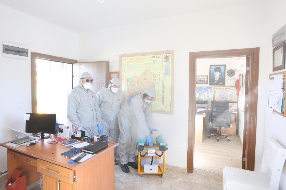 Kepez’de kamu kurumları dezenfekte ediliyor 