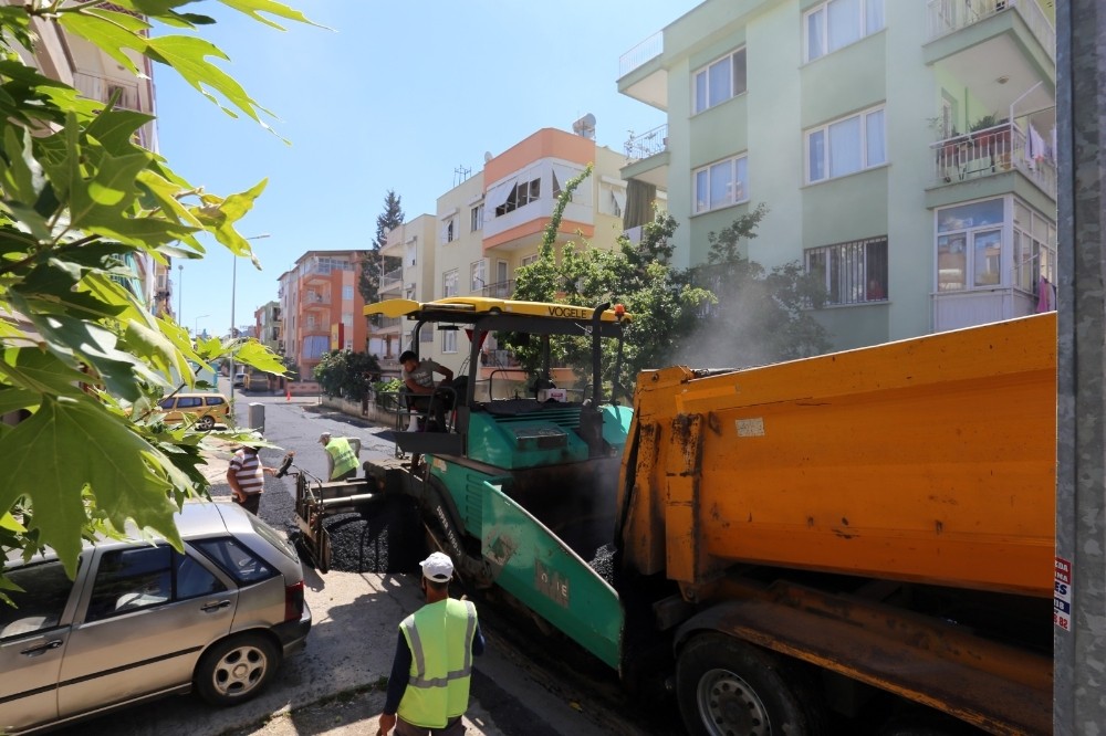 Kepez’den iki mahalleye 11 bin ton sıcak asfalt 