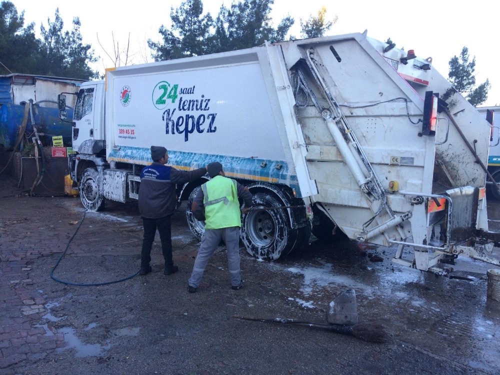Kepez’in araçları dezenfekte ediliyor 