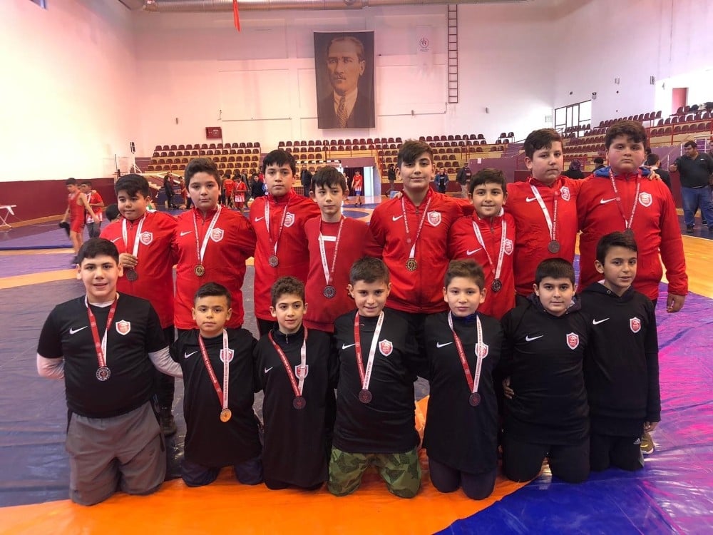 Kepez’in güreşçilerinden 9 madalya 